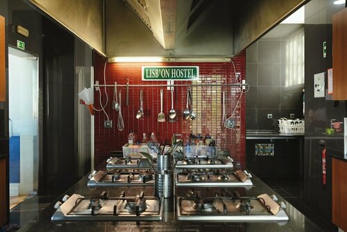Lisbon Hostel, Забронировать Хостел Мизерикорди Лиссабон, рядом с Концертный зал Coliseu dos Recreios