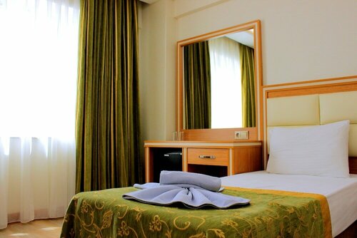 Hotel Buyuk Paris, Забронировать Отель Отели Стамбула с парковкой, рядом с Библиотека Стамбульского университета, Парковка