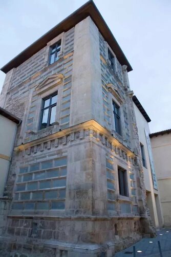 Hotel Real Colegiata San Isidoro, Забронировать Отель Отели Леона с парковкой, рядом с Кафедральный собор Леона, Парковка