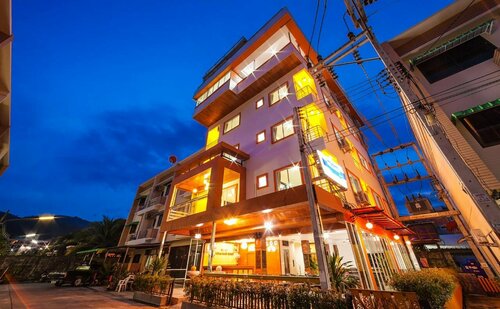 Million Patong Beach Resort, Забронировать Курортный отель Отели Патонг-Бич с парковкой, рядом с Торговый центр Jungceylon, Парковка