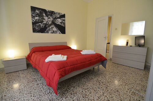 Efesto Bed & Breakfast, Забронировать Отель «постель и завтрак» Отели Катании с парковкой, рядом с Giuffrida Metro Station, Парковка