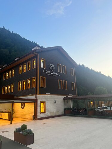 Flora Uzungöl Resort Hotel, Забронировать Курортный отель Отели Узунгель с парковкой, Парковка