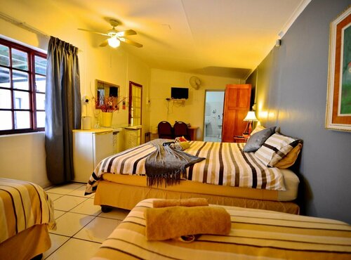 Lalamo Guest House, Book Pension Limpopo hoteller med parkering, Parkering