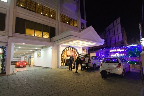 Abad Plaza, Забронировать Отель Отели Коччи с парковкой, рядом с Ernakulam Public Library, Парковка