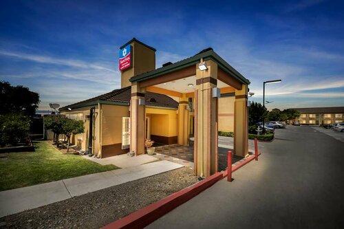 SureStayPlus Hotel by Best Western San Jose Central City, Забронировать Отель Сан-Хосе Silicon Valley, рядом с Oak Hill Funeral Home and Memorial Park