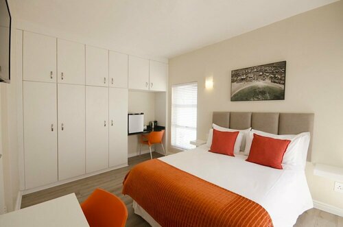 Small Bay Guest House, Забронировать Гостевой дом Отели Table Bay с парковкой, Парковка