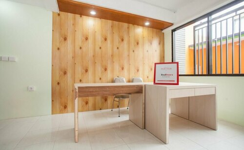 RedDoorz Padang Pasir near Petra University Surabaya, Reservar Hotel Hotéis em Wonocolo com estacionamento, Estacionamento