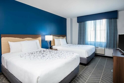 La Quinta Inn and Suites by Wyndham Long Island City, Забронировать Отель Отели Нью-Йоркской агломерации с парковкой, Парковка