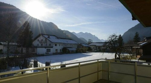 Ferienwohnung Singer, Book Hotel Hoteller i Tyrol med parkering, Parkering