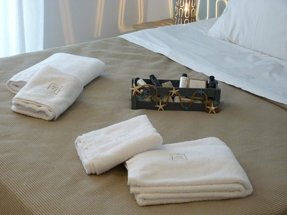 Ilianthos Apartments & Rooms