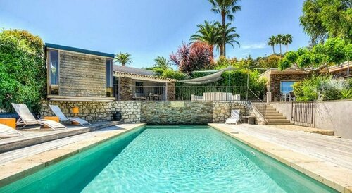 Villa 45 B&B, Забронировать Отель «постель и завтрак» Отели в центре Ла-Коль-сюр-Лу, в центре
