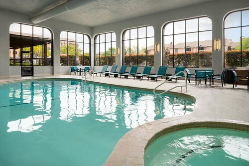 Embassy Suites by Hilton Austin Central, Забронировать Отель Остин Greater Austin, рядом с Торговый центр The Linc