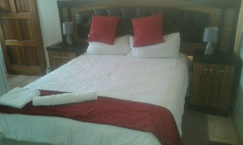 Den View Guest House, Rezervați Pensiune Hoteluri în Francistown cu parcare, Parcare