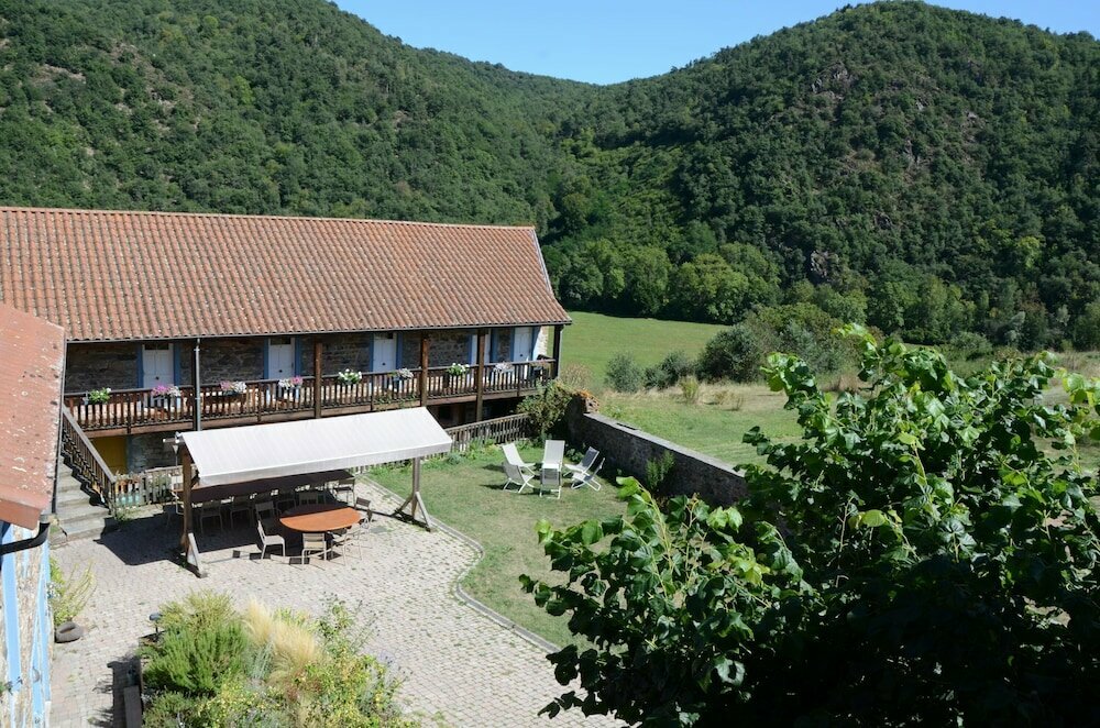 Rooms and guest table Margaridou