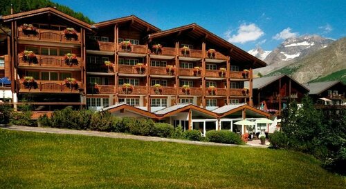 Hotel Schweizerhof Gourmet & Spa, Book Ferieresort Hoteller i Saastal med pool, Swimmingpool