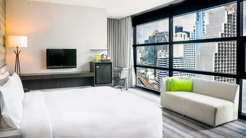 Holiday Inn Bangkok Sukhumvit by IHG, Забронировать Отель Бизнес-отели Бангкока, рядом с Спа-центр Health Land Асоке, 4* 5*