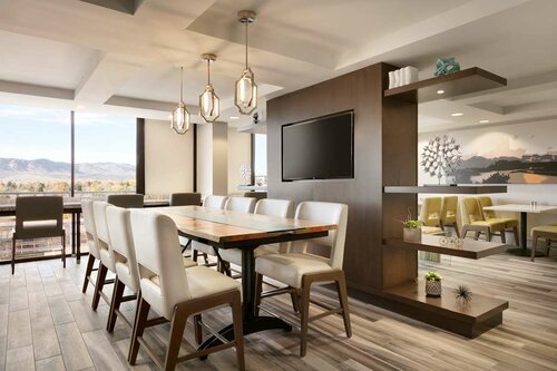 Hilton Fort Collins, Забронировать Отель Форт-Коллинс Колорадо