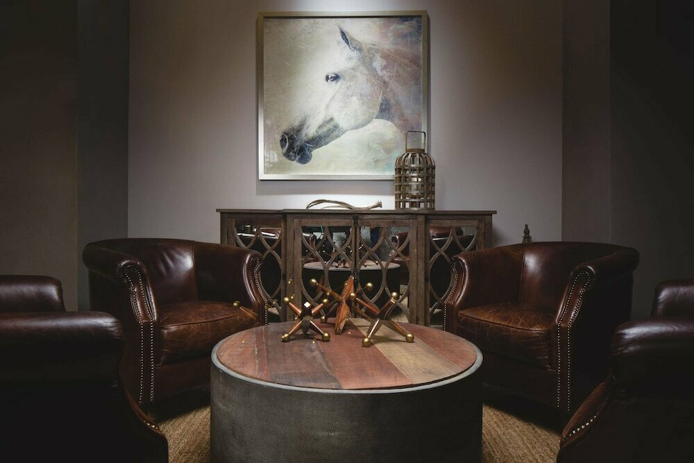 Hotel Renovo Des Moines Urbandale Tapestry by Hilton