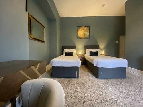 Picton House Hotel, Book Hotel Llanddowror Glamorgan