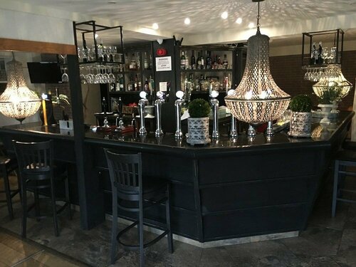 Carreg Bran, Book Hotel Llanfairpwllgwyngyllgogerychwyrndrobwllllantysiliogogogoch Glamorgan
