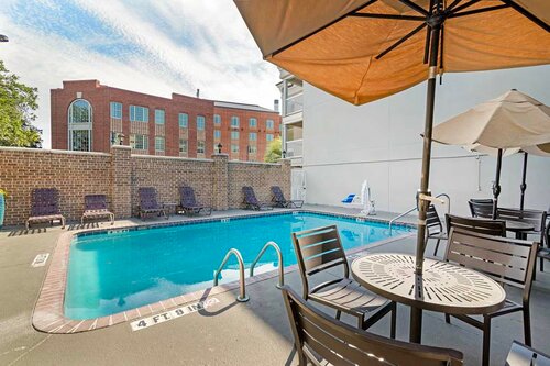Best Western Plus Savannah Historic District, Book Hotel Georgia hoteller med pool, Swimmingpool