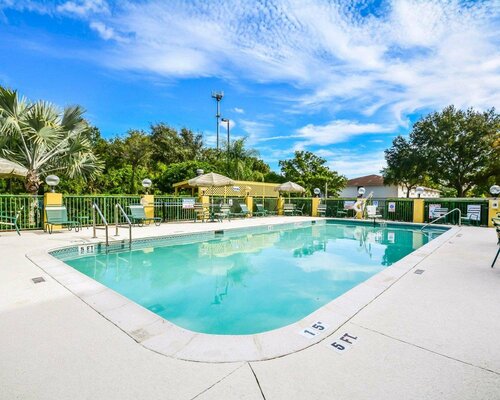 Comfort Suites Tampa - Brandon, Забронировать Отель Отели Тонотосасса с парковкой, Парковка