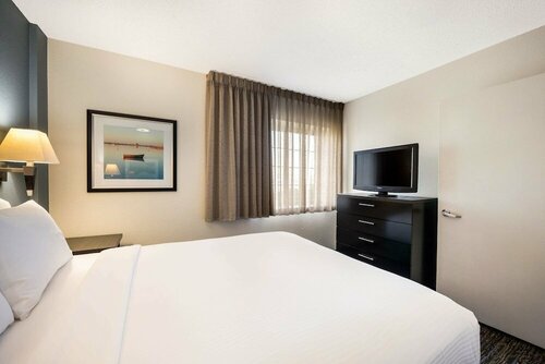 Candlewood Suites Chicago/Naperville, Book Hotel Hoteller i Chicago med parkering, Parkering
