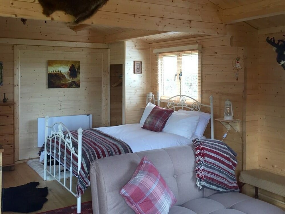 Fourwinds Leisure B&b, Shepherds Huts, Log Cabin, Campsite, Sup, Canoe Hire