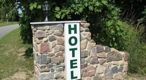 Hotel Restaurant Am Worns Berg, Забронировать Отель Отели Мекленбург-Померания с парковкой, Парковка