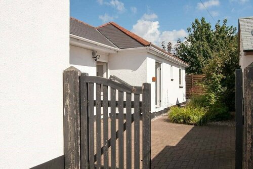 Thistledene, Book Pension Saunton Merseyside