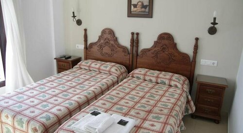 Bronce Guesthouse, Забронировать Отель Нерха Axarquía, рядом с Церковь Эль-Сальвадор