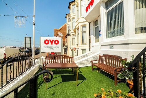 Oyo The Golden Cheval Hotel & Shisha Bar, Забронировать Отель Отели Блэкпул с парковкой, рядом с Стадион футбольного клуба «Блэкпул», Парковка