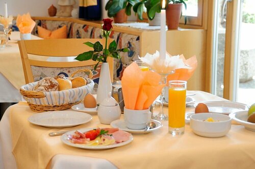 Hotel Jasmin, Забронировать Отель Отели Пилы с питанием, Пансион