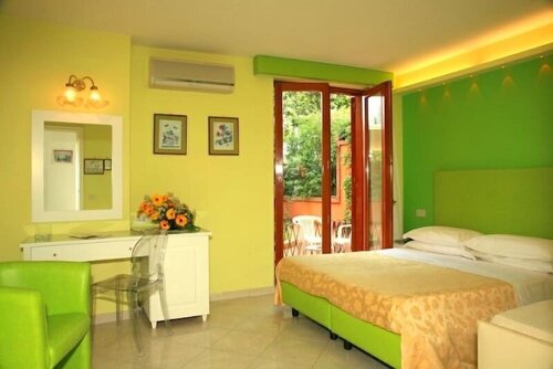 Hotel Girasole, Забронировать Отель Отели Сорренто с бассейном, рядом с Улица Корсо-Италия, Бассейн