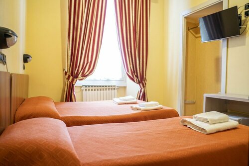 Hotel Ferrarese, Забронировать Отель Вокзал Термини , рядом с Витторио Эмануэле