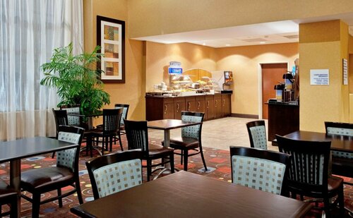 Fairfield Inn & Suites by Marriott Columbia Downtown, Забронировать Отель Колумбия Congaree National Park, рядом с Кукольный театр Колумбии