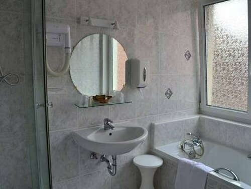 Hôtel du Centre, Book Hotel Hoteller i Rhône-Alps med parkering, Parkering