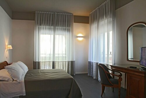 Hotel Cristallo, Забронировать Отель Отели Каттолики 4 звезды, рядом с Аквариум Le Navi, 4*