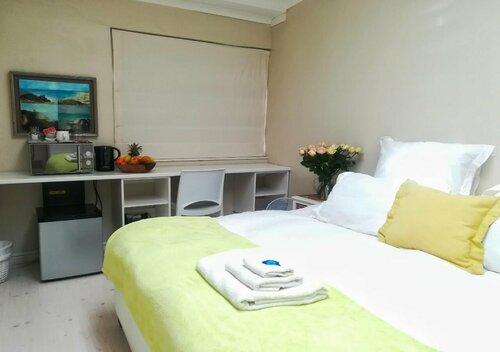 Jaquis Garden Guesthouse, Забронировать Отель Отели Кейптауна с парковкой, рядом с Офтальмологическая клиника Life Peninsula, Парковка