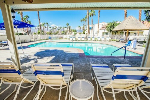 Desert Breezes Resort, Забронировать Курортный отель Палм-Дезерт Coachella Valley