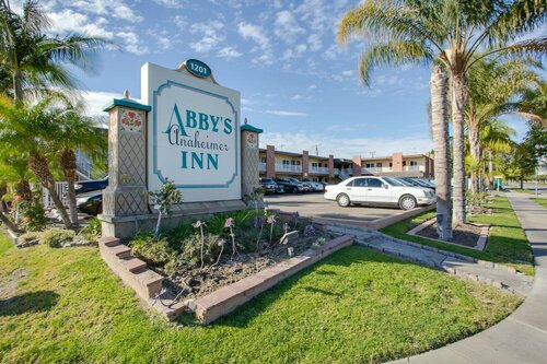 Abby's Anaheimer Inn - Across Disneyland Park, Забронировать Отель Анахайм Disneyland California