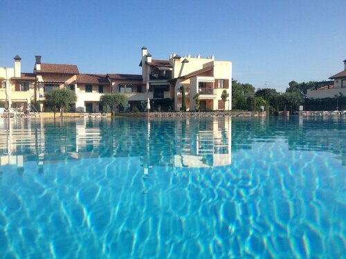 Lugana Resort & Sporting Club, Забронировать Курортный отель Курортные отели Казелле-ди-Соммакампаньа, Курортный отель