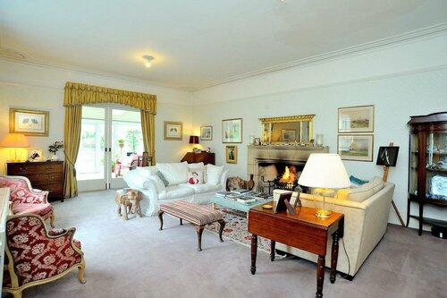 Castleton House B&B, Rezervați Bed and Breakfast Hoteluri în Gloucestershire cu parcare, Parcare