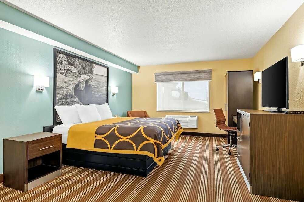 Super 8 Osseo