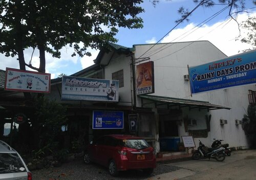Harleys Pub and Hotel, Rezerwuj Hotel Hotele w Zambales z Parkingiem, Parking