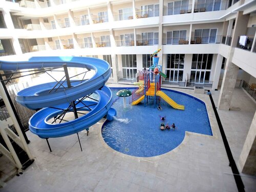 Laut Biru Resort Hotel, Đặt Khu nghỉ dưỡng Khách sạn tại West Java có Bãi đậu xe, Bãi đậu xe