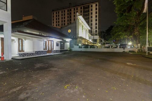 RedDoorz Plus near RS PMI Bogor, Réserver Maison d'hôtes Bogor 