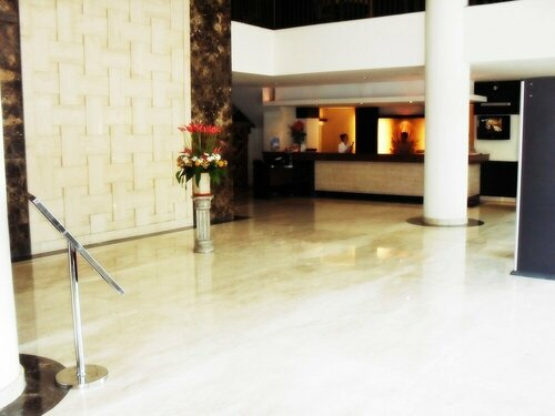 Hotel GRAN CENTRAL, Rezervați Hotel Hoteluri în Sulawesi cu parcare, Parcare