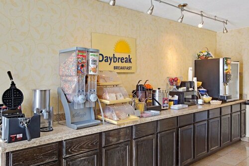 Days Inn by Wyndham Charlotte/Woodlawn Near Carowinds, Забронировать Мини-отель Шарлотте Северная Каролина, рядом с Charlotte Post Newspaper