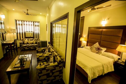 Hotel Raj, Забронировать Отель Отели Лакхнау с парковкой, рядом с Вокзал Лакхнау, Парковка